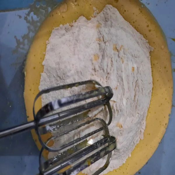 Ayak terigu, baking soda dan baking powder, kemudian masukkan ke dalam adonan telur. Mixer hingga merata, namun jangan sampai over karena akan membuat adonan menjadi bantat.