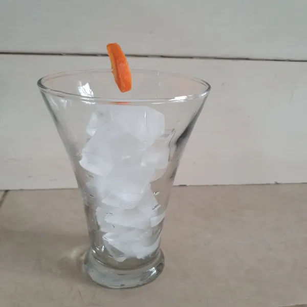 Siapkan 75 gram es batu di dalam gelas.
