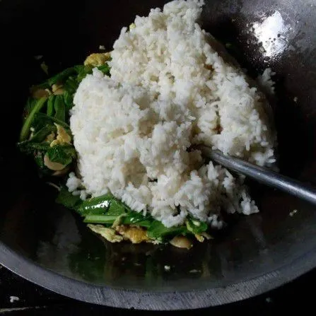 Masukan caisim dan sosis. Tumis sampai matang. Tambahkan nasi, aduk sampai tidak menggumpal.