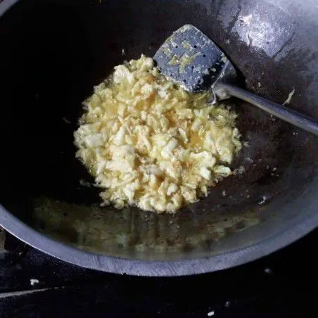 Panaskan minyak goreng. Tumis bumbu halus hingga harum. Ceplok telur lalu orak - arik sampai matang.