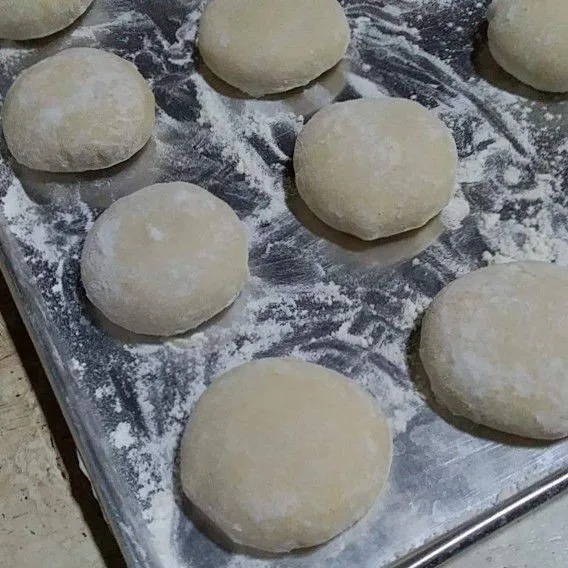 Setelah mengembang. Kempiskan adonan. Potong adonan 35gr. Bulatkan dan pipihka. adonan. Tutup dengan serbet. Diamkan selama 1 jam.