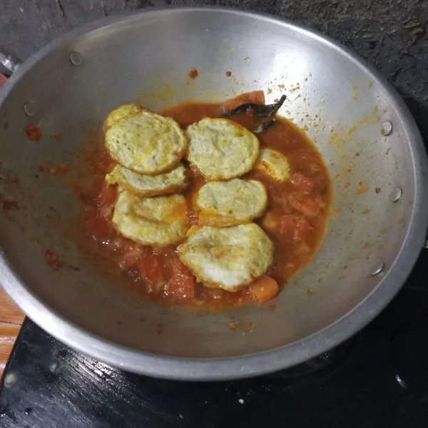 Masukkan telur. Masak hingga bumbu meresap.