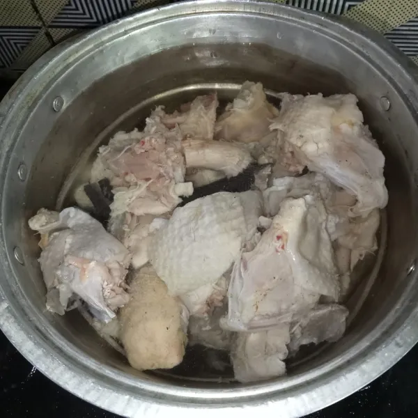 Rebus ayam yang sudah dipotong-potong.