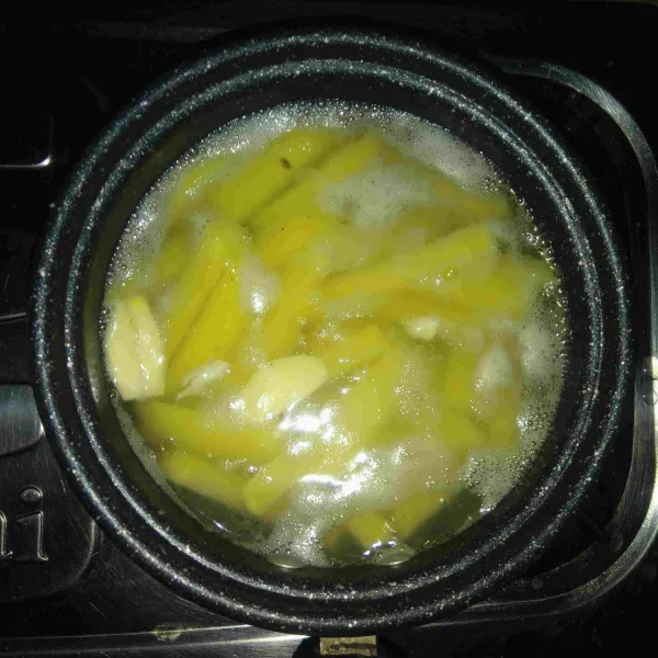 Rebus kentang bersama bawang putih, garam dan gula sampai kentang setengah matang. Angkat, tiriskan lalu tunggu hingga dingin.