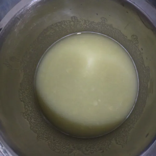Campur kentang dengan 180 ml air. Lalu aduk rata hingga kentang larut.