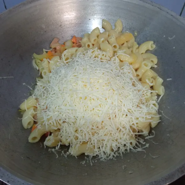 Masukkan macaroni rebus dan keju aduk hingga merata.
