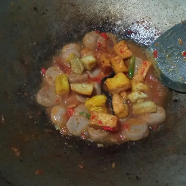 Masukkan tahu yang sudah digoreng, gula merah dan garam secukupnya, aduk kembali hingga menyusut.