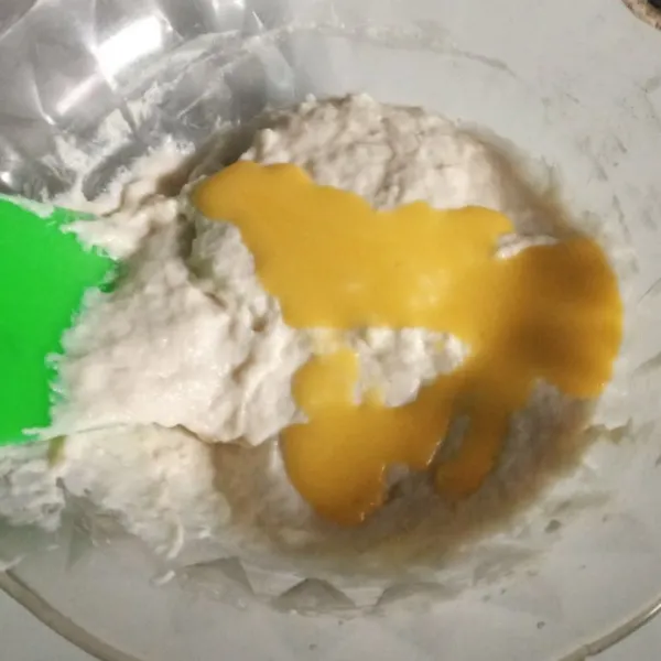 Tambahkan margarin cair, aduk hingga benar-benar rata. Tekstur adonan memang lembek.