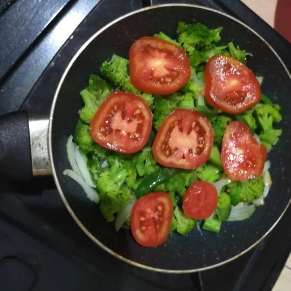 Masukan brokoli cincang dan irisan tomat.