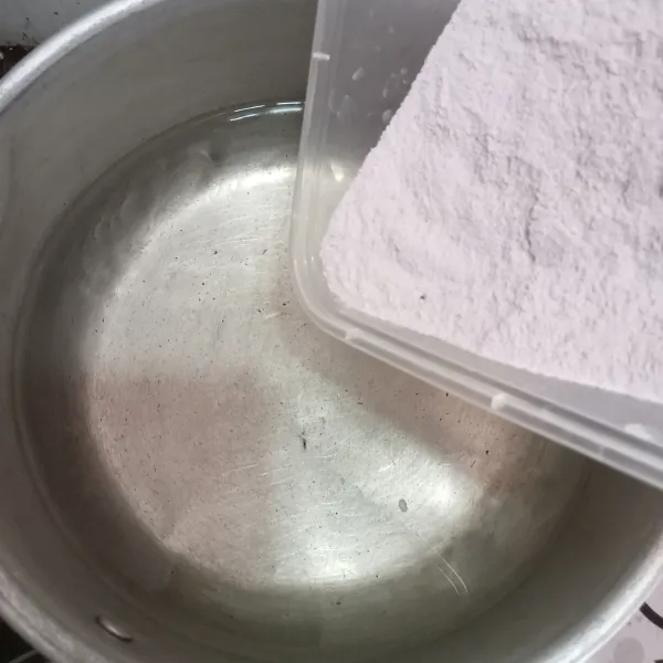 masukkan tepung puding kedalam air,tambahkan gula, esens taro dan susu bubuk.