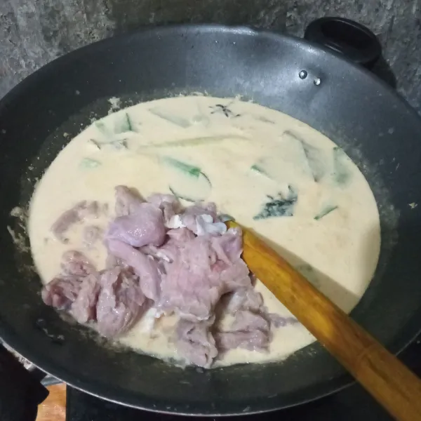 Masukkan daging sapi, aduk rata lalu kecilkan api. Masak hingga daging setengah matang.