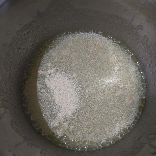 Masukkan ke dalam wadah air kentang, ragi, minyak sayur, dan gula pasir, lalu aduk rata.