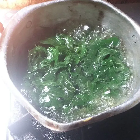 Step 1 Daun Singkong Kuah Santan