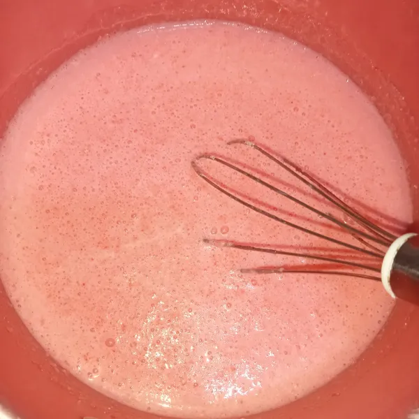 sembari menunggu puding mulai kaku masak bahan lapisan kedua. Masukkan tepung puding kedalam air,tambahkan gula, esens strawberry dan susu bubuk. masak hingga mendidih.