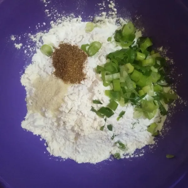 Campurkan tepung terigu, tepung beras, tepung maizena, kaldu, ketumbar, bawang putih bubuk, dan daun bawang.