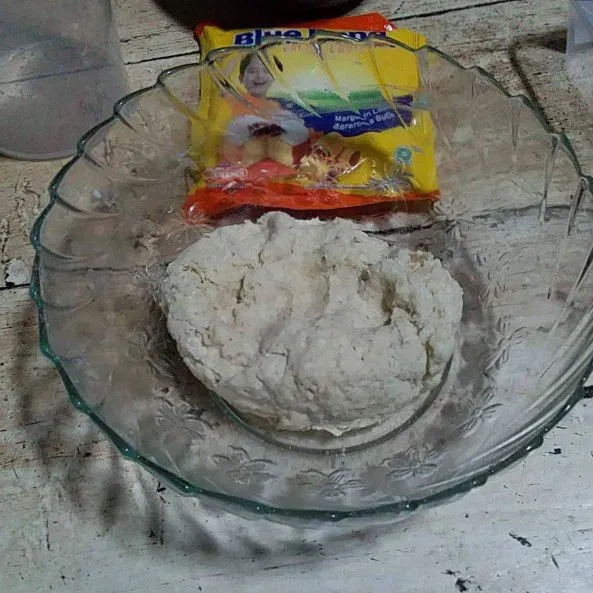 Campurkan semua bahan kecuali garam dan margarin. Tuang air sedikit - sedikit. Uleni hingga setengah kalis.