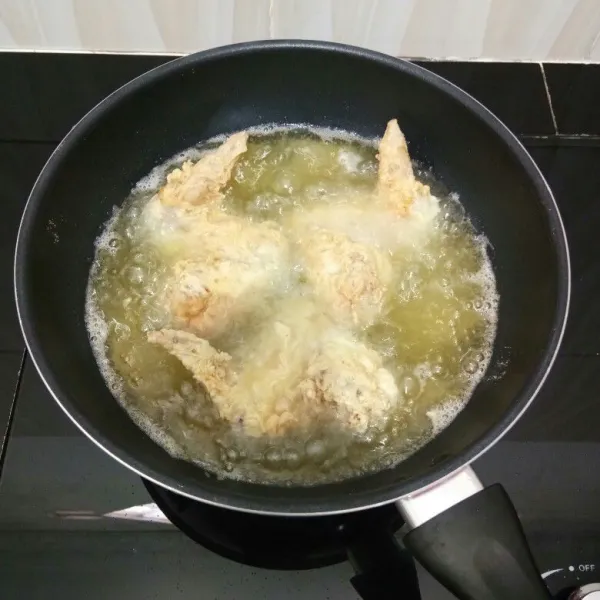 Setelah itu goreng sayap ayam dalam minyak panas hingga matang. Angkat dan tiriskan, lalu sisihkan.