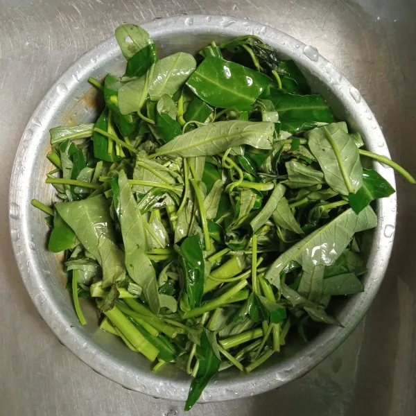 Petiki daun kangkung, kemudian cuci bersih.