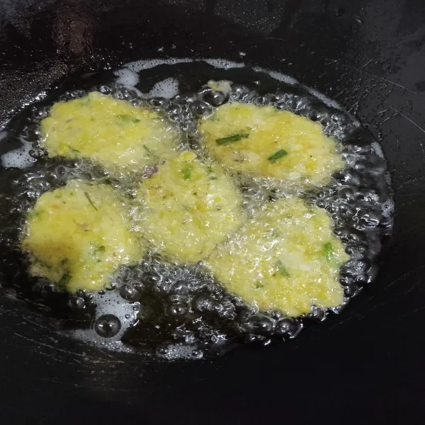 Panaskan minyak goreng, ambil 1 sdm adonan jagung. Lalu goreng dengan api sedang hingga matang kecokelatan, lalu angkat dan tiriskan. Kemudian sajikan.