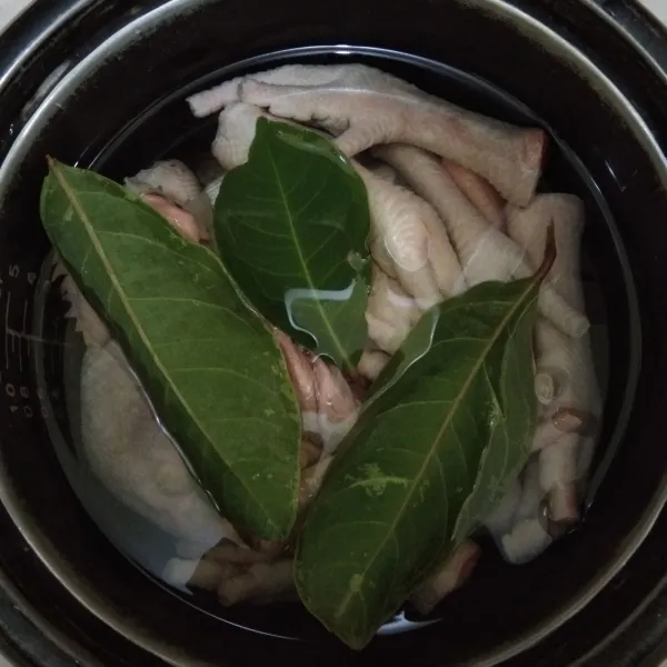 Rebus ceker dan kepala ayam dengan daun salam hingga empuk, lalu tiriskan.