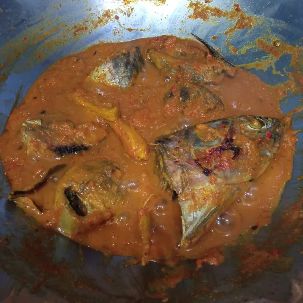 Masak sampai kuah menyusut dan mengental, masak dengan api kecil. Lalu masukkan asam kandis dan garam secukupnya. Aduk sebentar, lalu angkat dan sajikan.