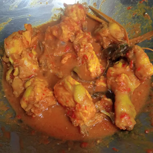 Masak sampai ayam empuk dan kuah mulai menyusut dan bumbu meresap.