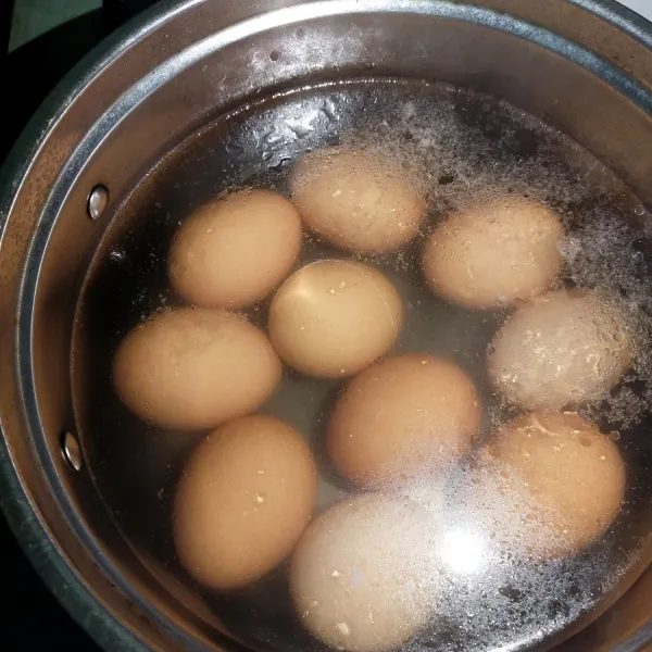 Langkah yang pertama, rebus telur ayam sampai matang.