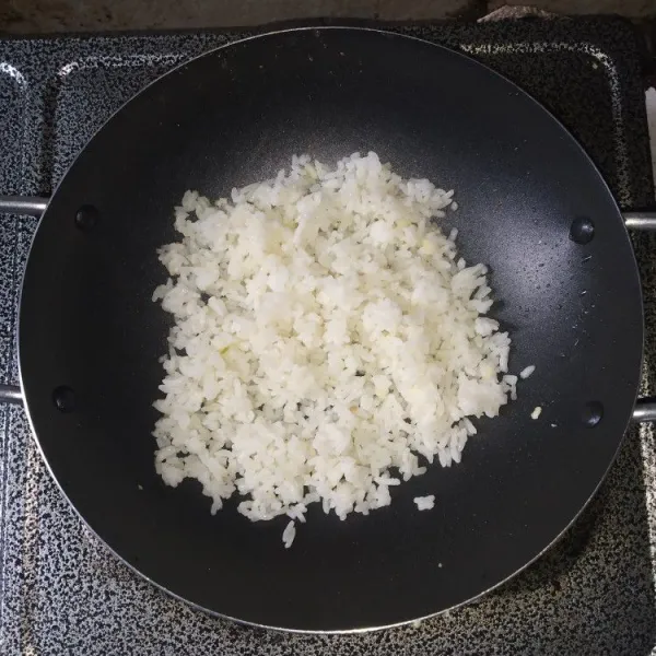 Masukkan nasi putih, aduk hingga bumbu rata.