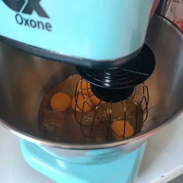 Campur telur,gula pasir, dan sp dalam bowl mixer.