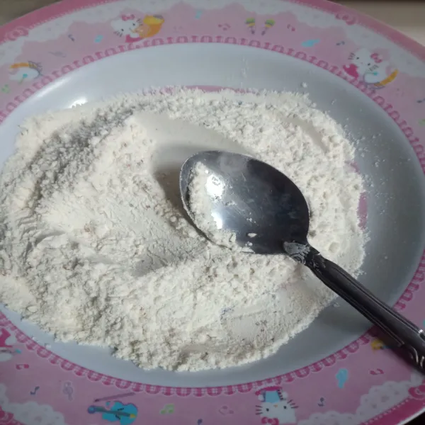 Dalam wadah masukkan tepung bumbu dan baking powder, lalu aduk rata.