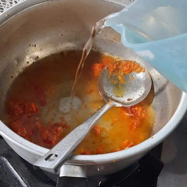 Tumis bumbu halus lalu tambahkan air, masak hingga mendidih.