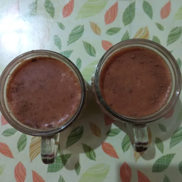 Tuang dalam gelas saji, beri kayu manis bubuk, kemudian sajikan hangat.