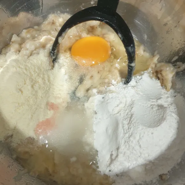 Masukkan gula pasir, tepung terigu, susu bubuk, dan telur, aduk sampai tercampur rata.