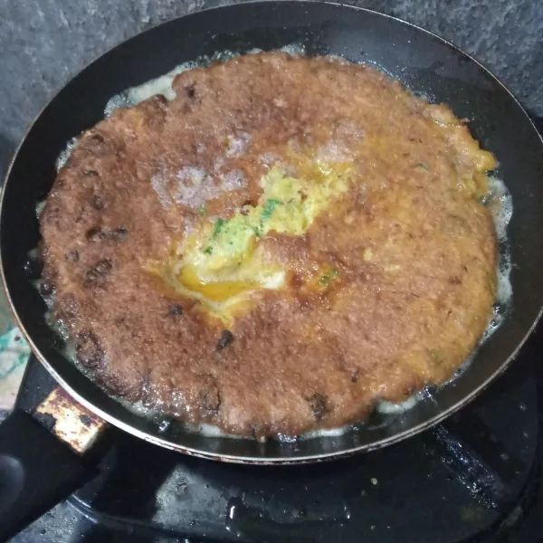 Goreng dalam minyak panas hingga kuning kecokelatan.