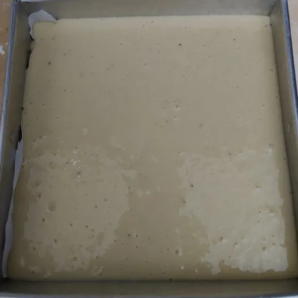 siapkan loyang ukuran 18x18x5 cukup alasi kertas baking saja bawahnya,tidak perlu di oles margarin. lalu tuang adonan,panggang selama 10 menit. NB. sebelumnya oven sudah di panaskan terlebih dahulu ya