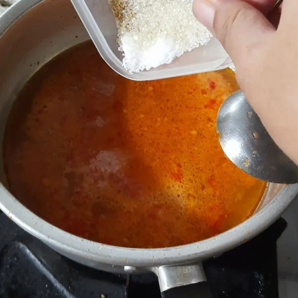 Tambahkan bumbu lainya masak hingga mendidih lagi lalu koreksi rasa sajikan cireng dengan di siram kuah.