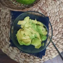 Kerok alpukat, beri krimer kental manis lalu hancurkan dengan garpu.