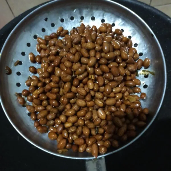 Goreng kacang tanah hingga matang. Tiriskan.