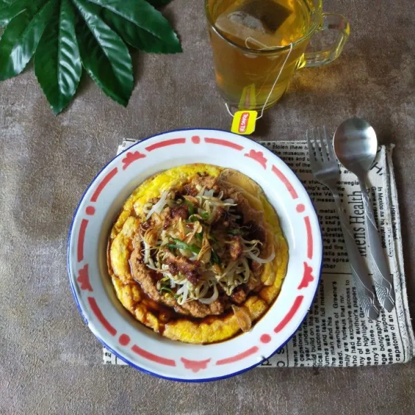 Sajikan tahu telur dengan toge, beri bumbu kacang, taburan bawang goreng dan irisan daun bawang. Beri kecap manis.