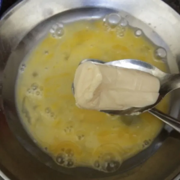 Kocok lepas telur ayam, susu cair, garam, kaldu jamur dan merica bubuk, tambahkan keju oles aduk rata kembali