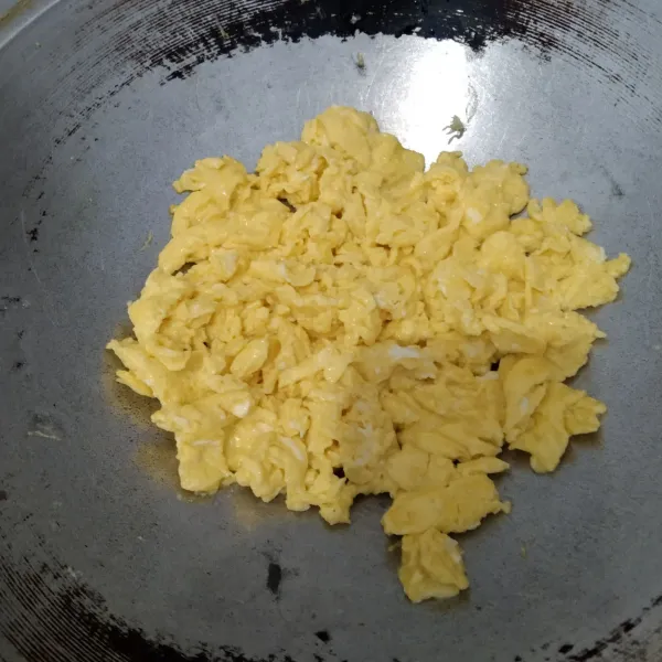 Goreng telur sambil di orak-arik sampai matang, lalu angkat dan sisihkan.