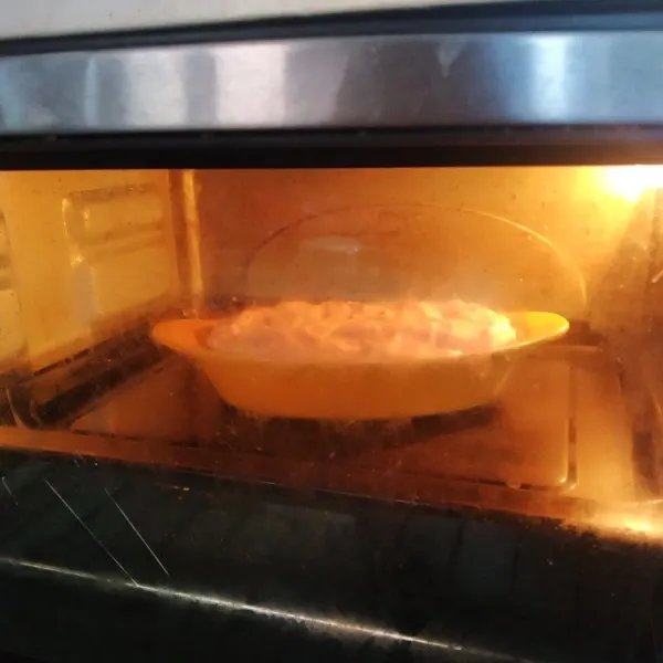 Panggang dalam oven dengan suhu 170°C selama 15 hingga 20 menit hingga permukaannya kecoklatan, 5 menit terakhir dengan api atas saja.