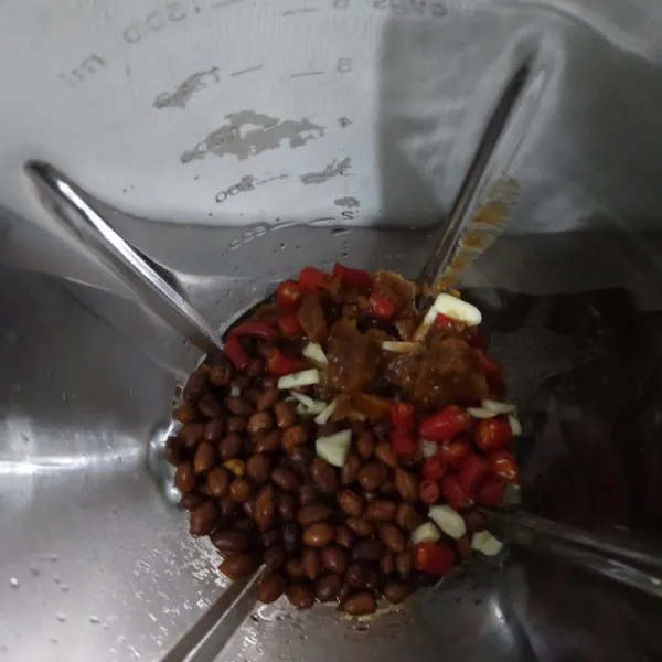 Blender bahan bumbu kacang hingga halus. Gunakan secukupnya air. Hasil akhir, bumbu kacang jangan terlalu encer.