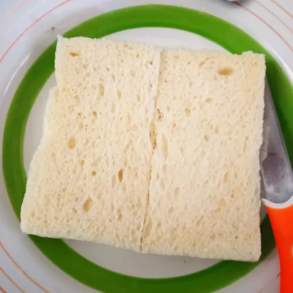 Belah menjadi 2 bagian roti tawar.