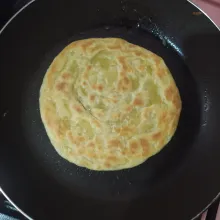 Panggang roti maryam dengan api kecil hingga matang kedua sisinya.