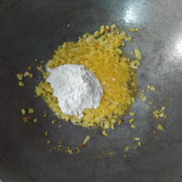 Rebus makaroni dengan 2 sdm minyak sayur hingga aldente (kurang lebih 10 menit), kemudian tiriskan. 
Panaskan margarin, lalu tumis bawang bombay cincang hingga layu. Masukkan tepung terigu, aduk hingga matang.
