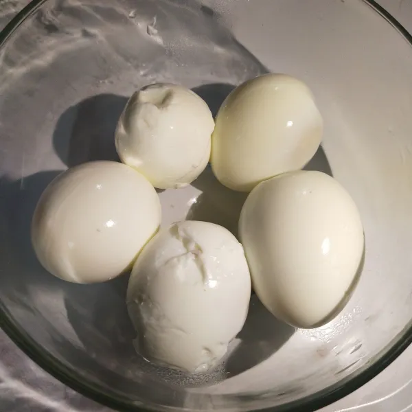 Kemudian setelah telur matang, lalu kupas hingga bersih dan sisihkan.