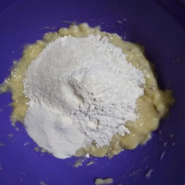 Masukkan tepung terigu, gula pasir, garam, fibercreme, dan baking powder, lalu aduk rata.