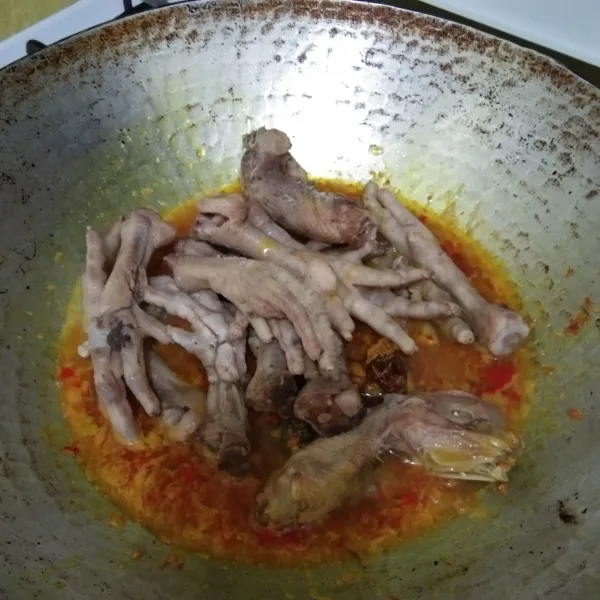 Masukkan ceker dan kepala ayam, masak hingga bumbu meresap, lalu cicipi rasanya.