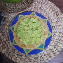 Oles roti maryam dengan alpukat.